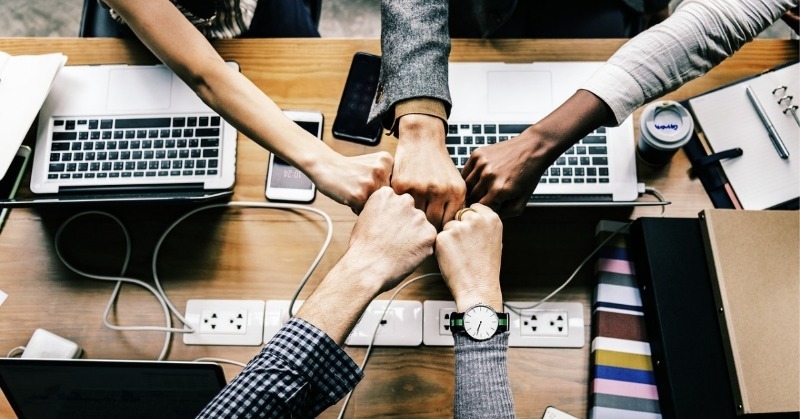 fb-friendly-relationship-with-colleagues সহকর্মীদের (coworkers) সঙ্গে কী ভাবে বজায় রাখবেন বন্ধুত্বপূর্ণ সম্পর্ক