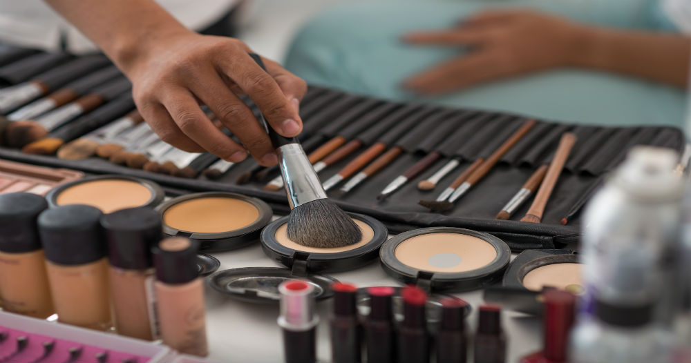 সব মেয়েদের ব্যাগে থাকুক মেকআপের এই জিনিসগুলো (makeup essentials for every woman)
