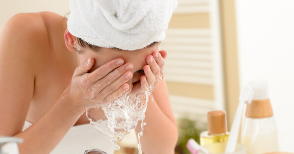 फेस वाश लगाने का तरीका, जो निखारे आपकी ख़ूबसूरती और ज़रा सा &#8211; Face Wash Tips in Hindi