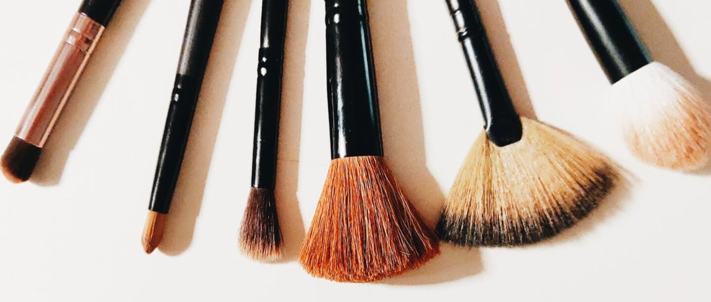 यहां जानें मेकअप ब्रश (Makeup Brush) साफ करने का सही और आसान तरीका