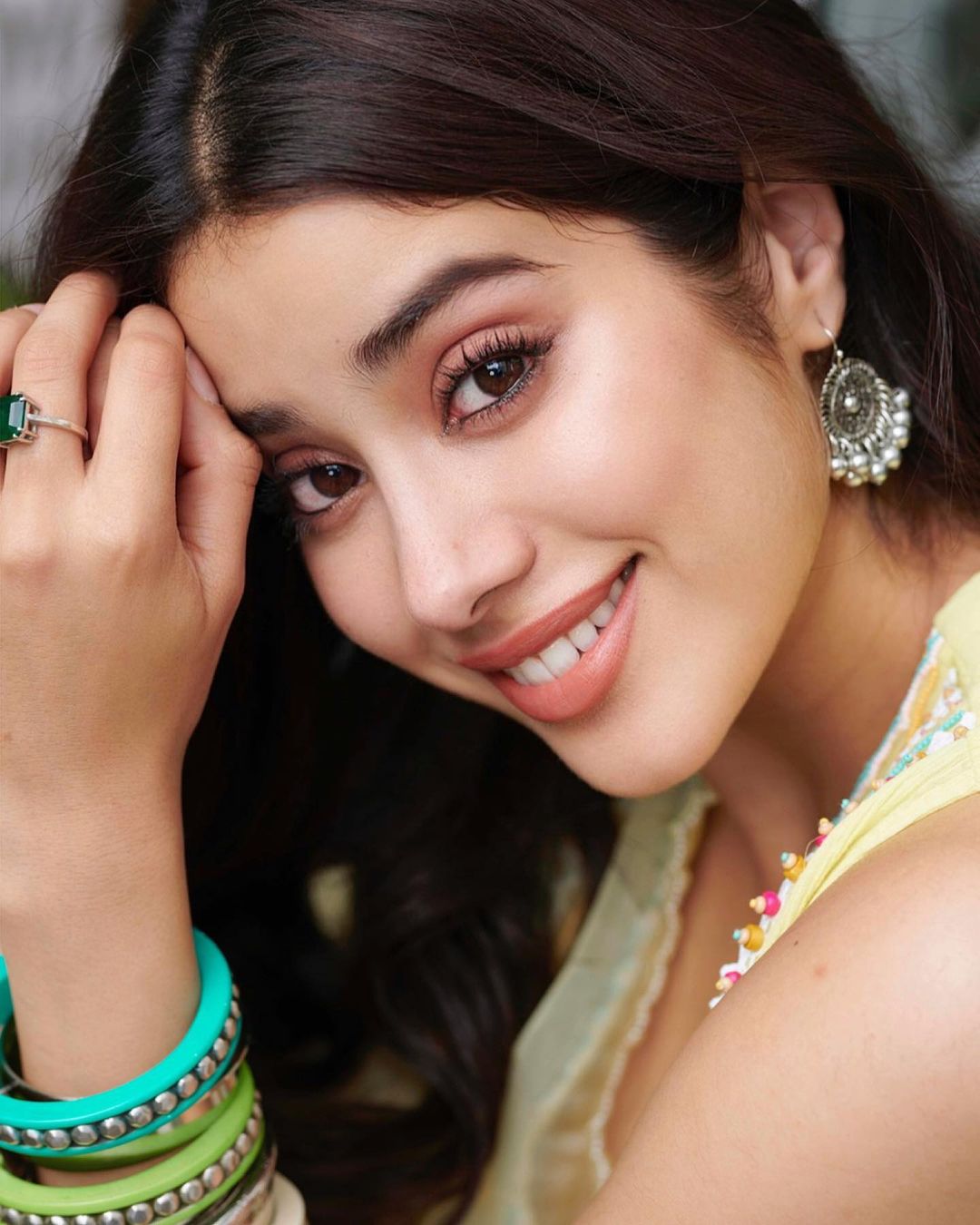 janhvi kapoor soft glam makeup