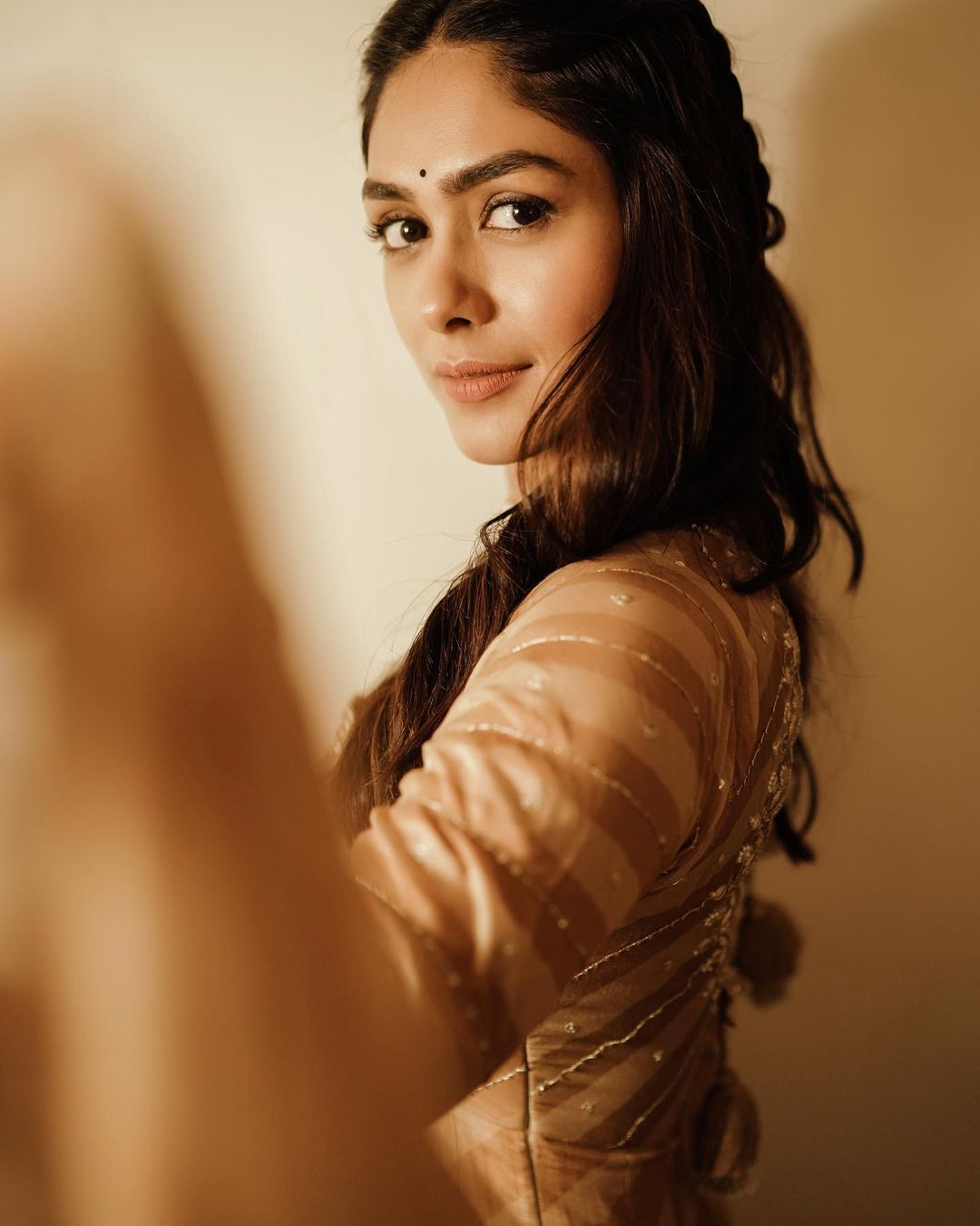 mrunal thakur soft glam makeup