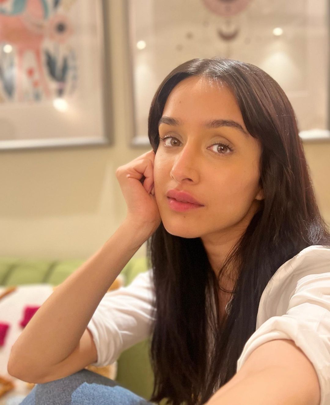 with-fringe-hair-and-glasses-shraddha-kapoor-is-truly-natural-beauty