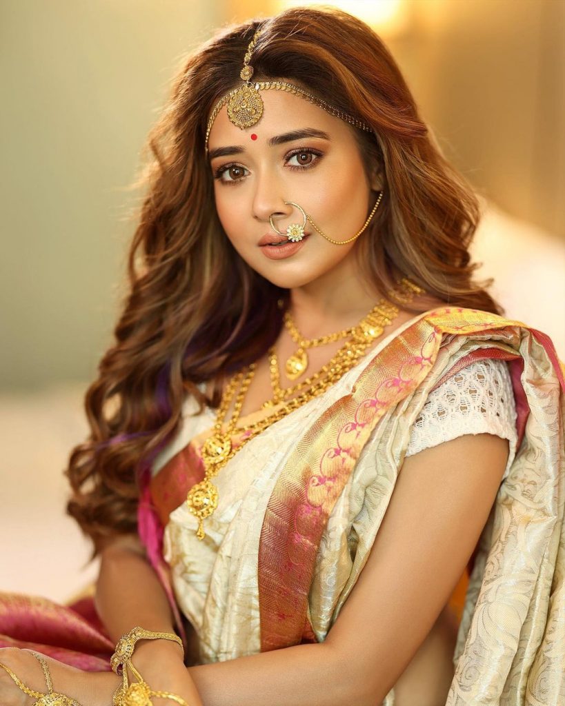 Tina Datta in saree