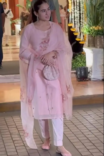 Sara ali khan as wedding guest in salwar suit