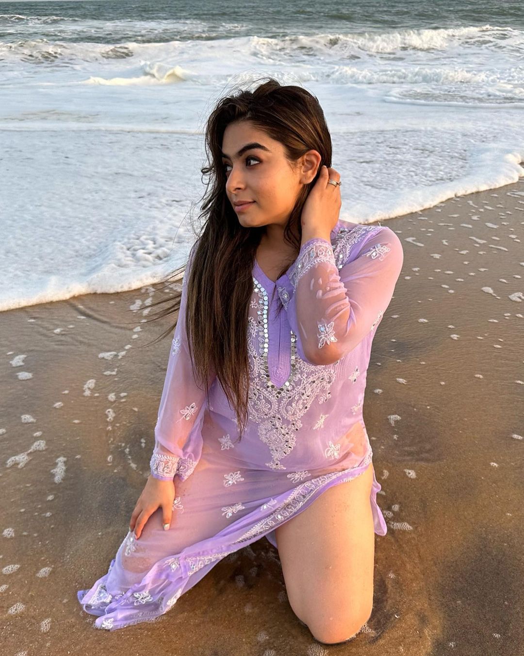 This Influencer Wore A Lucknowi Chikankari Kurta At Beach As Cover Up