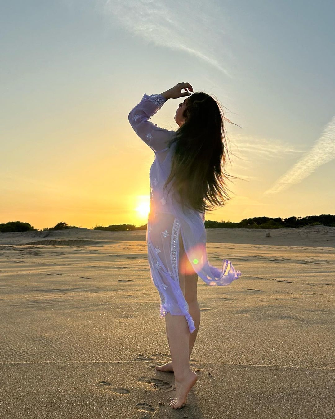 This Influencer Wore A Lucknowi Chikankari Kurta At Beach As Cover Up