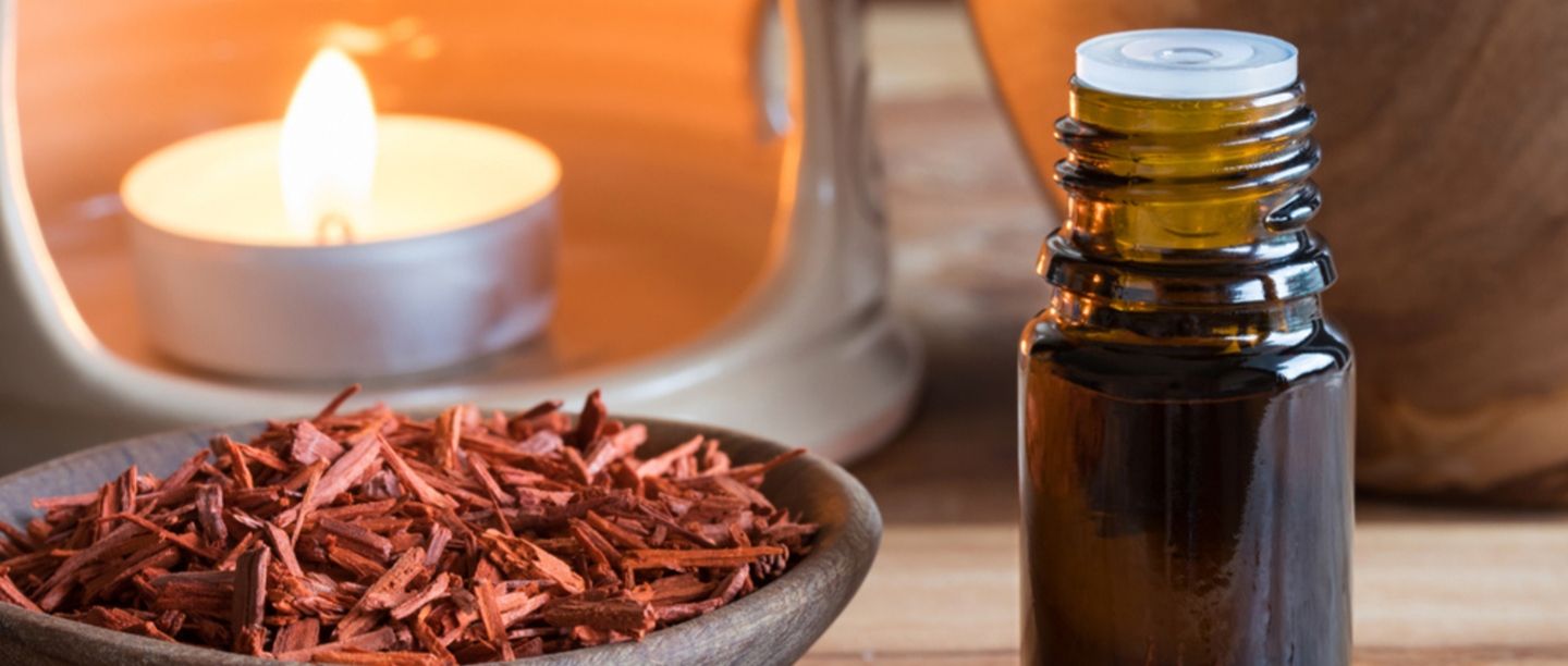 या दिवाळीला चंदनतेलाने करा ‘अभ्यंगस्नान’ (Benefits Of Sandalwood Oil In Marathi)