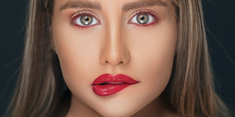 how to avoid smudging of dark lipstick In Marathi