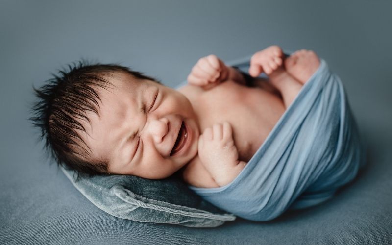 बाळ रात्री झोपेत रडत असल्यास काय करावे?