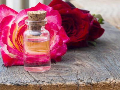 गुलाबपाण्याने चेहरा नियमित स्वच्छ करा (Wash Your Face With Rose Water) - उन्हाळ्यात त्वचेची काळजी घेण्यासाठी घरगुती उपाय