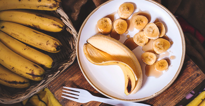 केळं आणि मध (Banana and Honey) - उन्हाळ्यात त्वचेची काळजी घेण्यासाठी घरगुती उपाय