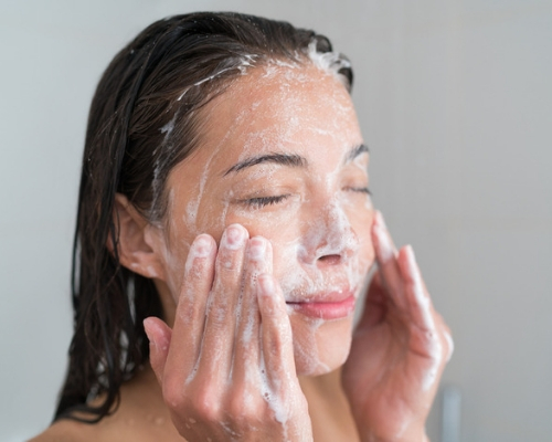 स्किन केअर रूटिन फॉलो करा (Follow Skin Care Routine)