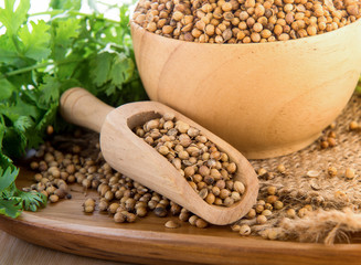 धणे (Coriander Seeds)