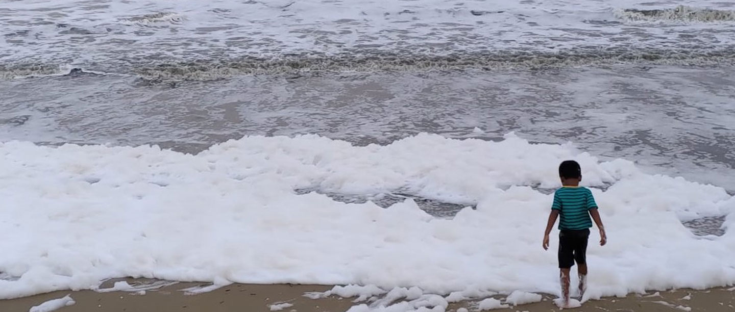 219 சென்னை மெரினா கடலில் நச்சுக்கழிவு நுரையுடன் எழுந்த கடல் அலை : பொதுமக்கள் அதிர்ச்சி!