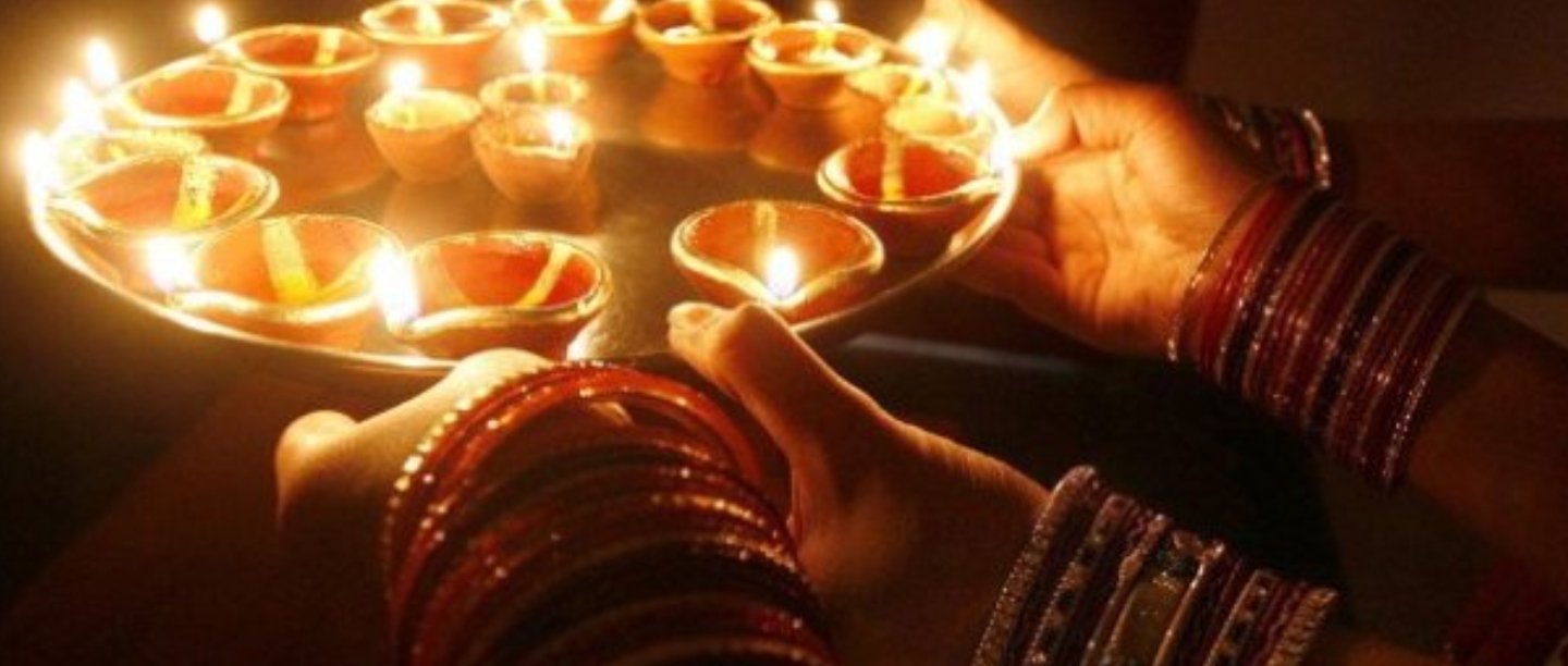 deepam வெள்ளிக்கிழமை சகல ஐஸ்வர்யங்களும் உங்கள் வீடு தேடி வர இந்த முறையில் விளக்கேற்றுங்கள் !