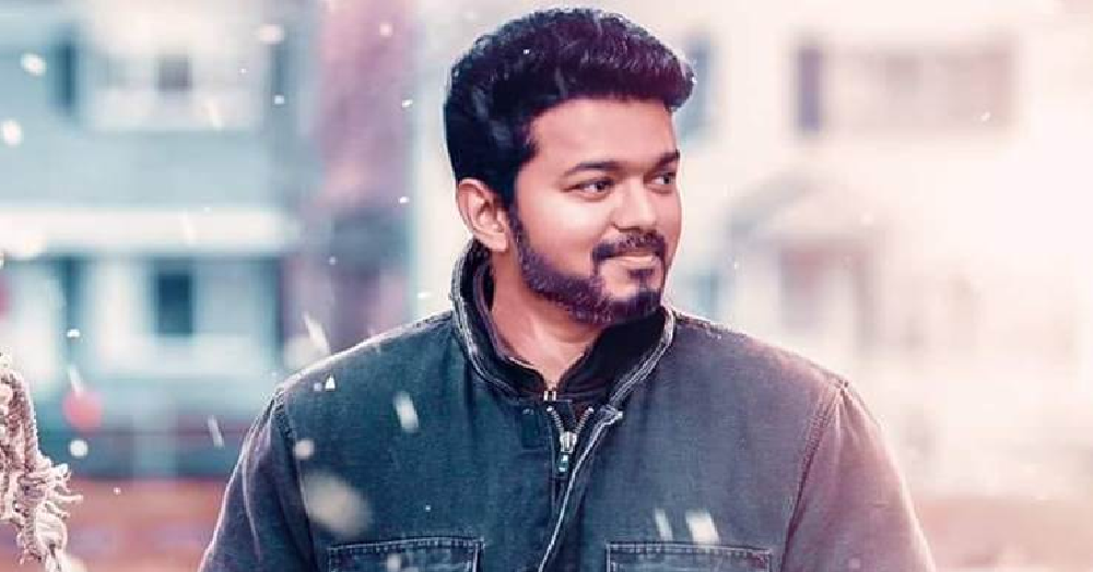 vijay_2 எதிர்பாராமல் விழுந்த வேலி – துரிதமாக செயல்பட்டு ரசிகர்களை காப்பாற்றிய விஜய்! வைரலாகும் வீடியோ !