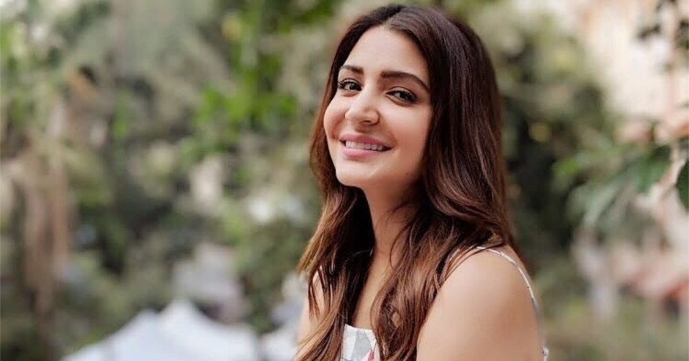 Anushka Sharma looks too cute as she cheers for Hubby Virat Kohli | India  Forums