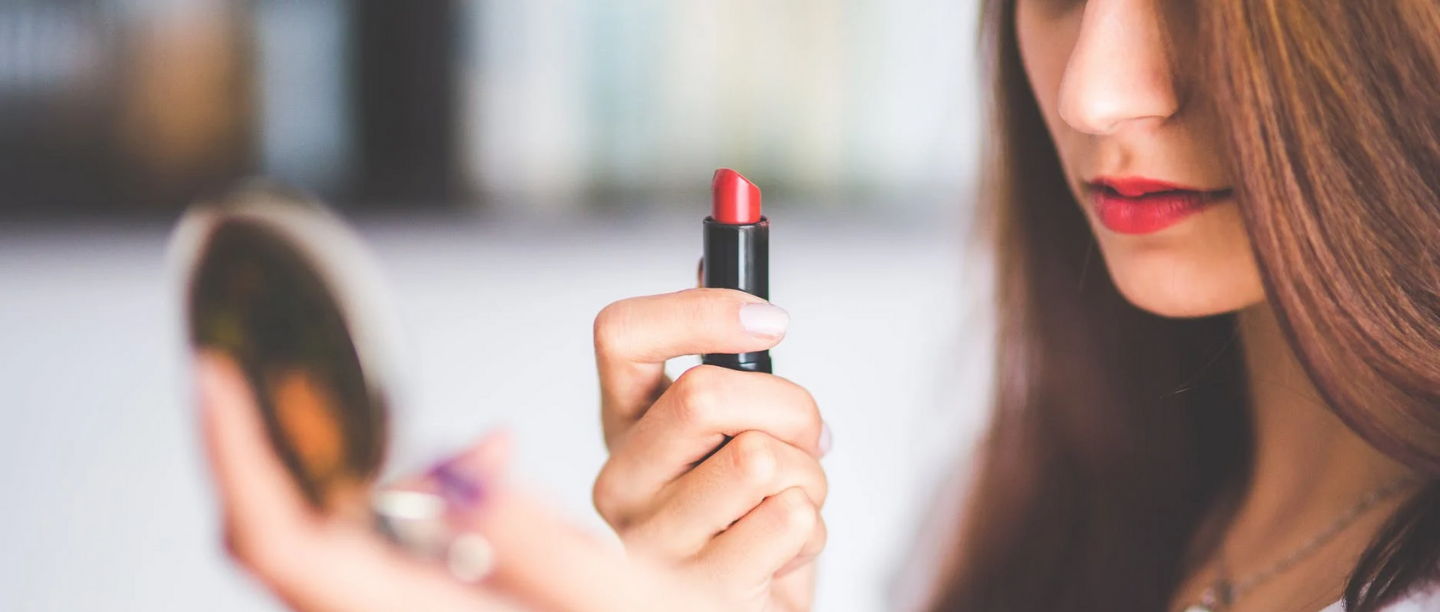 how-to-stop-lipstick-from-bleeding-popxo girl applying lipstick