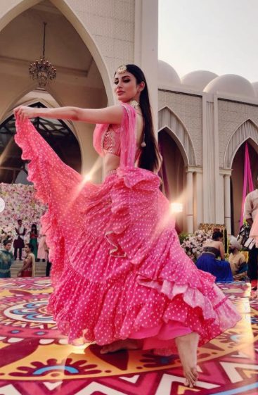 Mouni Roy is a treat to look at in THIS white Lehenga [PHOTOS] - The Indian  Wire
