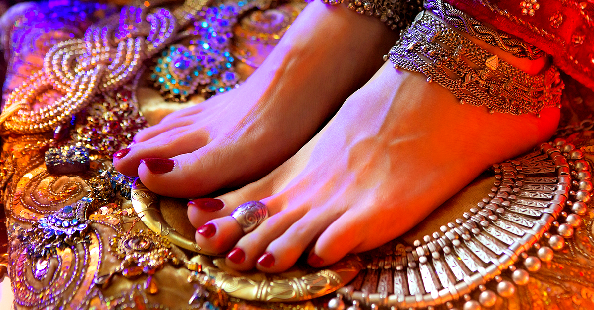 18 Gorgeous Toe Ring Designs For Brides That You Should Bookmark ASAP! | Toe  ring designs, Legs mehndi design, Bridal foot jewelry