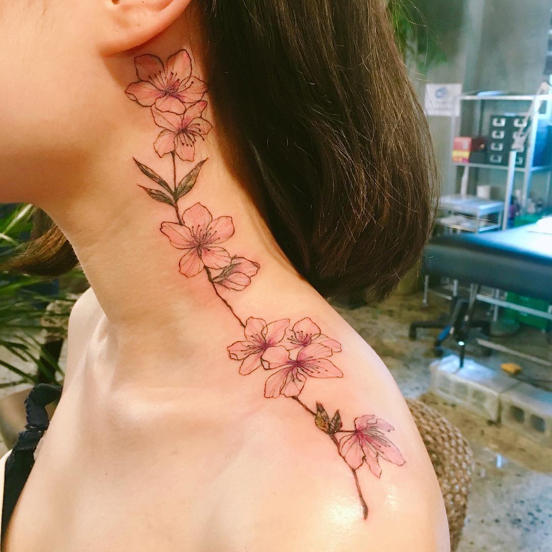 Flower tattoo on the left shoulder blade  Tattoogridnet