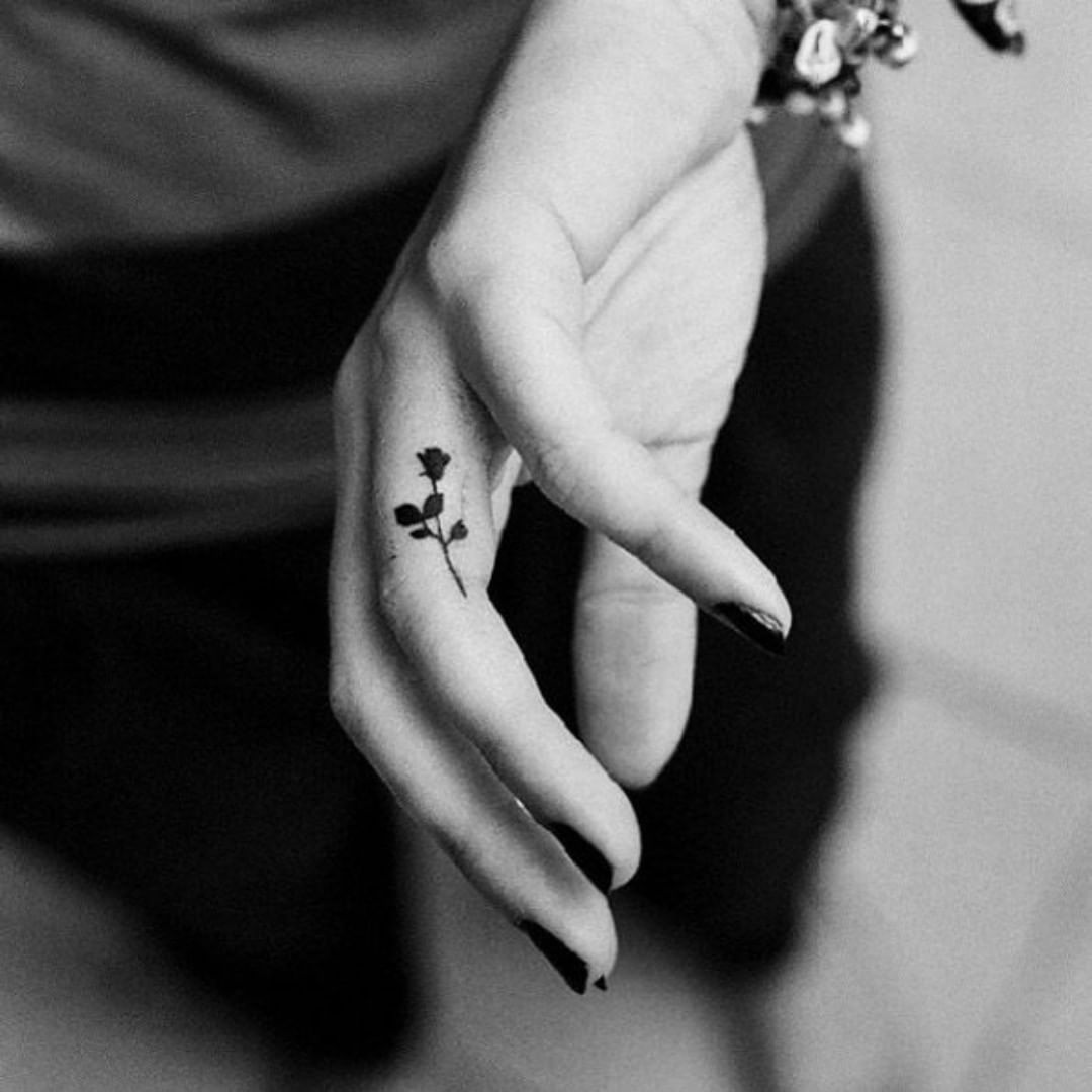 Women's unique finger tattoos - Rose Tattoo
