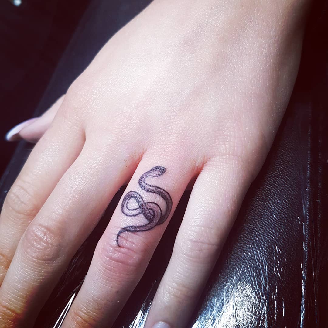 Finger tattoos for women - Snake Finger Tattoo