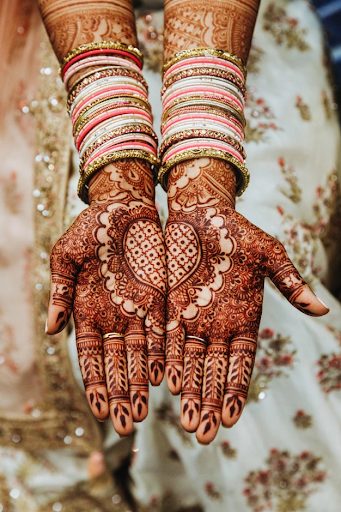 Karwa Chauth 2022 Mehndi Designs: Apply Easy and Beautiful Henna Patterns  for Front and Back Hands and Make Karva Chauth Celebrations More Special |  🛍️ LatestLY