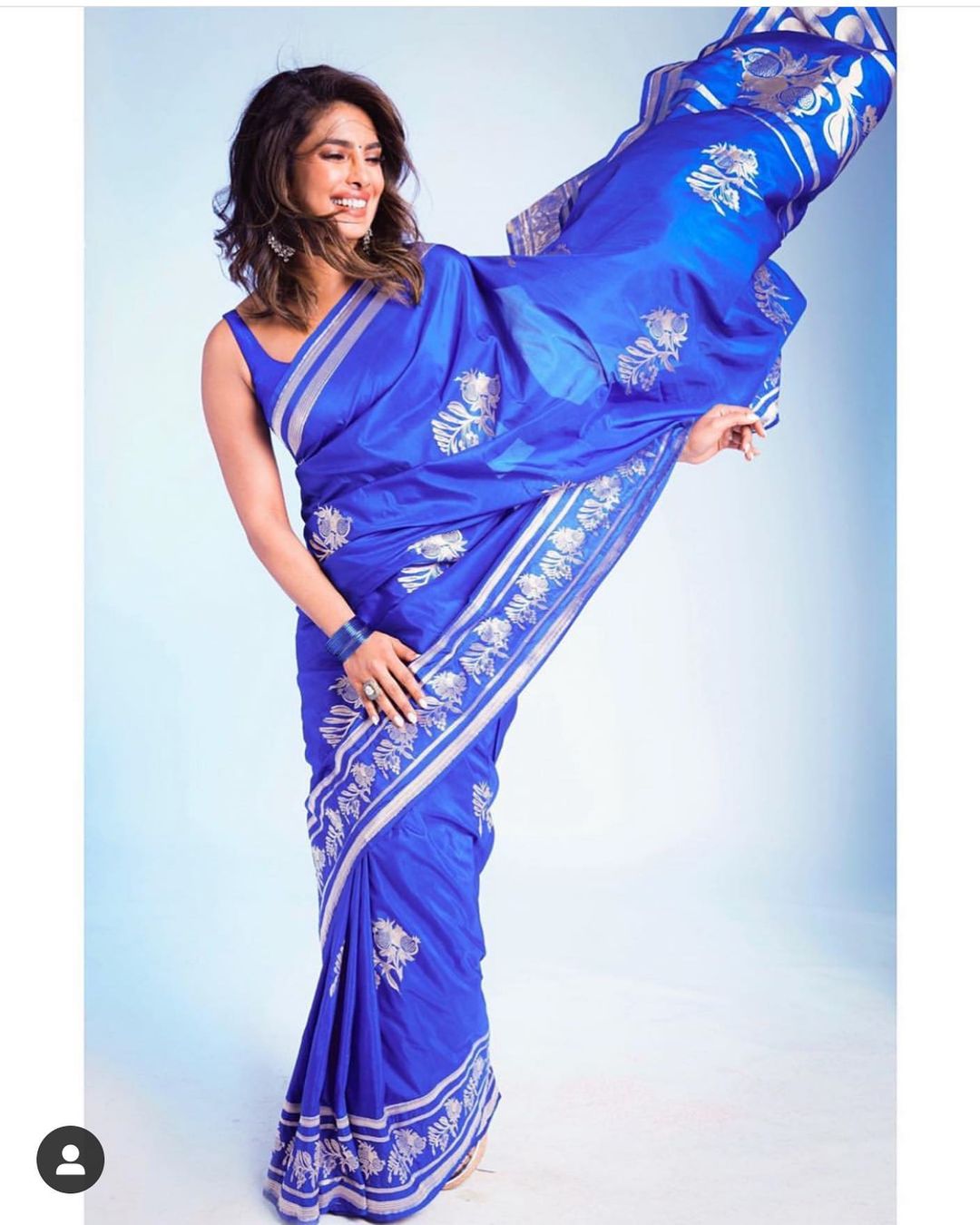 Simple Net Saree | Saree poses, Saree models, Saree