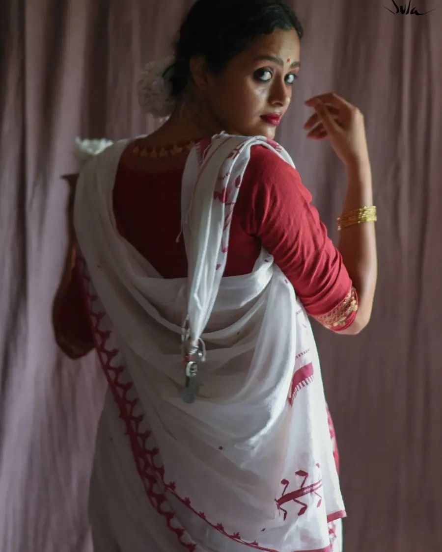 Indian Lady Traditional Saree Seat Pose Stock Photo 687380125 | Shutterstock-sonxechinhhang.vn