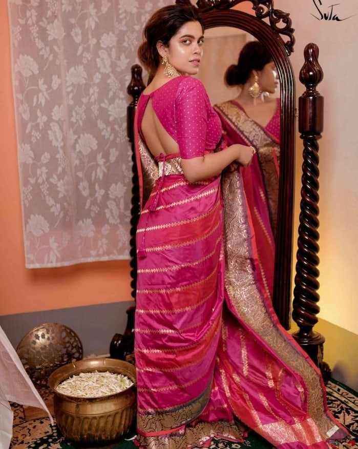 Pin by Srujana A on Sarees and blouses | Saree poses, Saree, Saree models