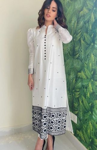 45+ Pakistani Suits Designs - Latest, Simple & Stylish Suit Designs (2022)