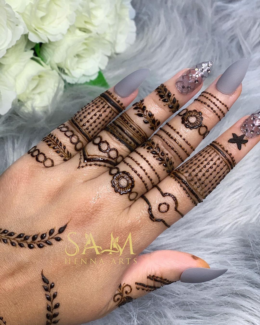 Top 91+ Finger Mehendi Designs to Bookmark | WeddingBazaar