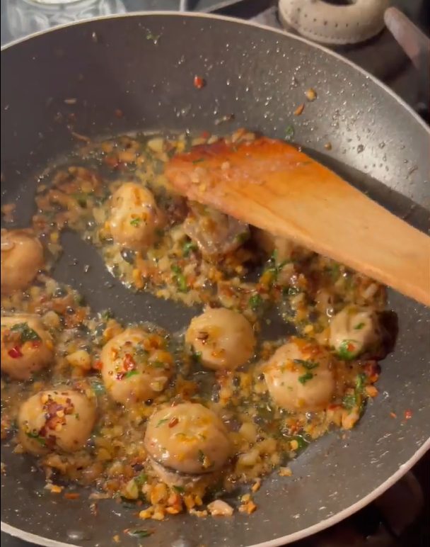 Butter Garlic Mushrooms - Dry mushroom recipes