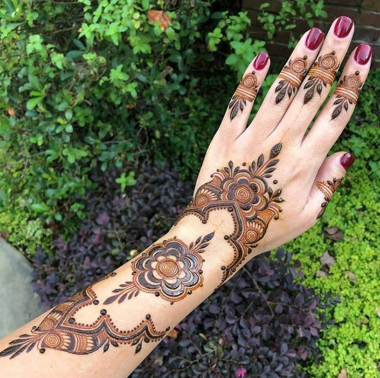 Very beautiful floral arabic henna design for back hand | Mehndi designs  for hands, Latest mehndi designs, Simple mehndi designs