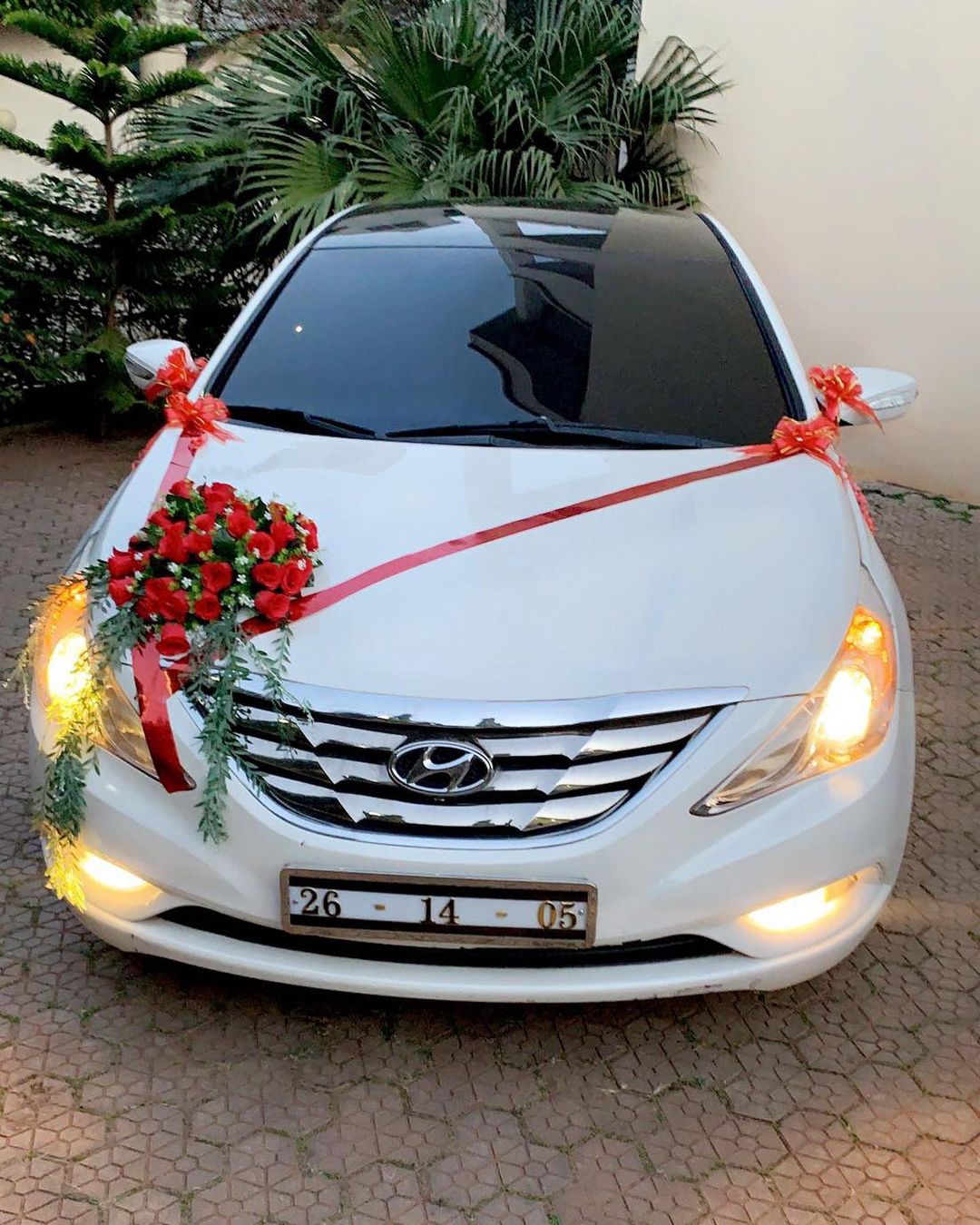 20-best-wedding-car-decoration-ideas-with-flowers-ribbon-2022