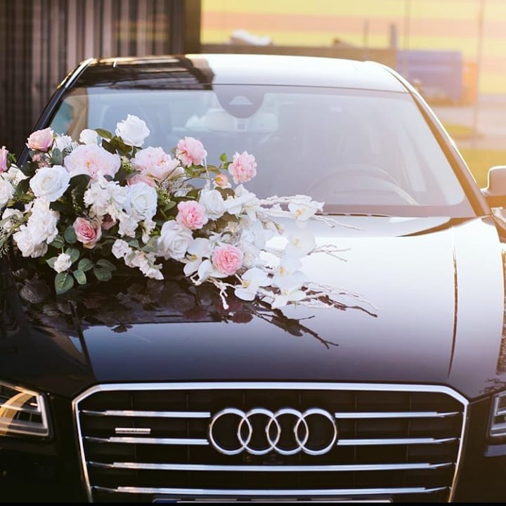 Simple wedding car decoration deals with flowers