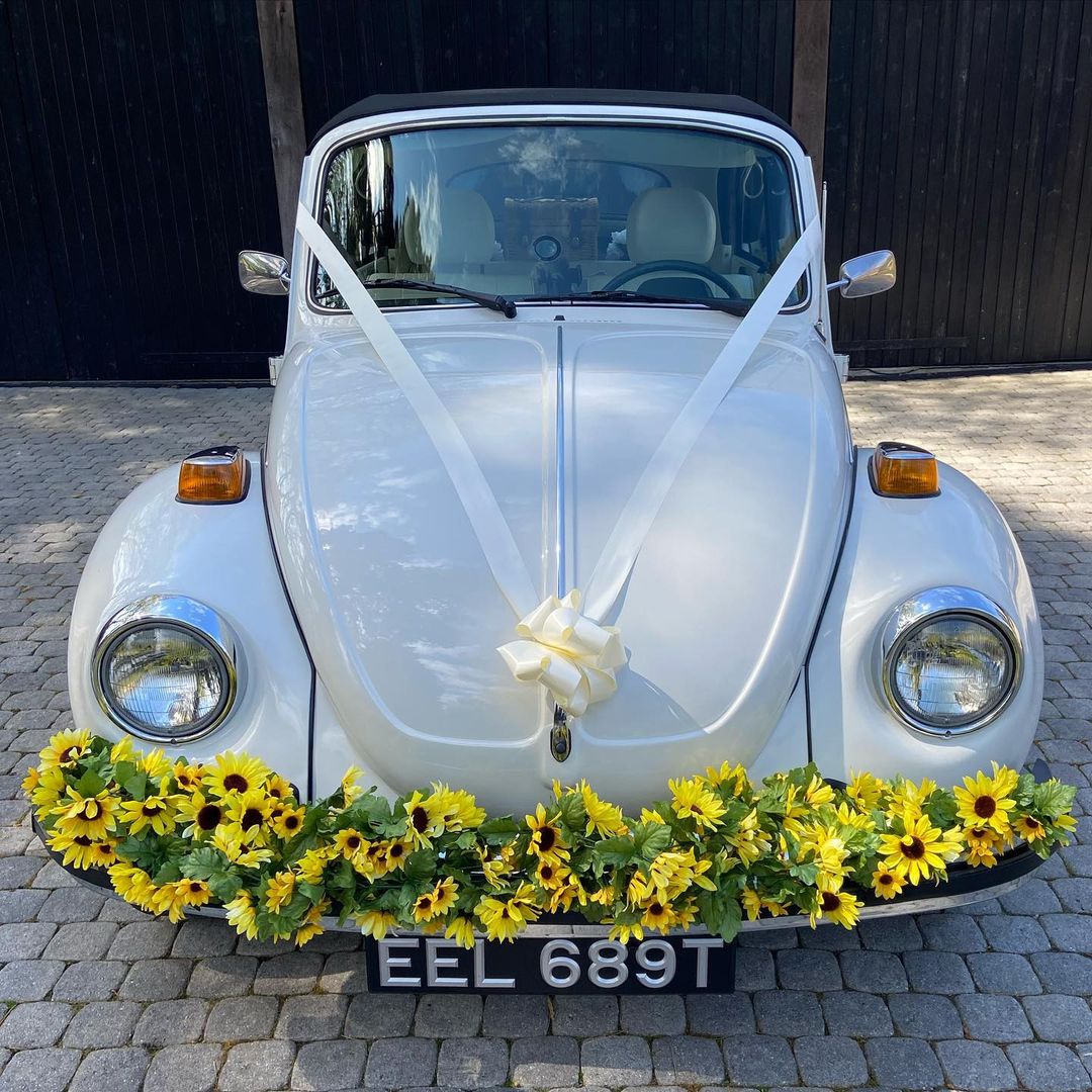 20+ Best Wedding Car Decoration Ideas With Flowers & Ribbon (2022)