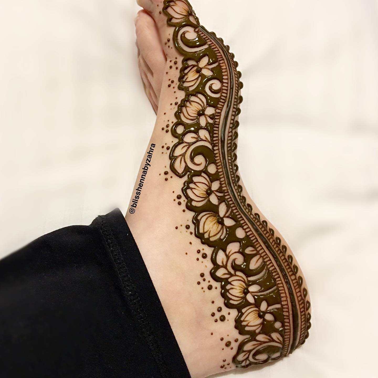 Mehndi Designs Of 2018 Bring A Chic Minimalism To India