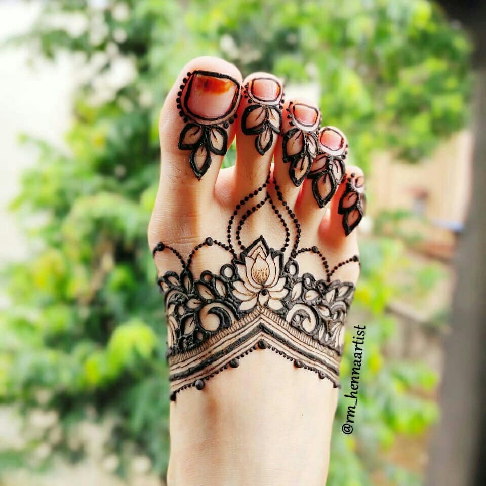 30 Amazing Henna Mehndi Designs For Legs – Body Art Guru | Henna designs  feet, Foot henna, Mehndi designs feet