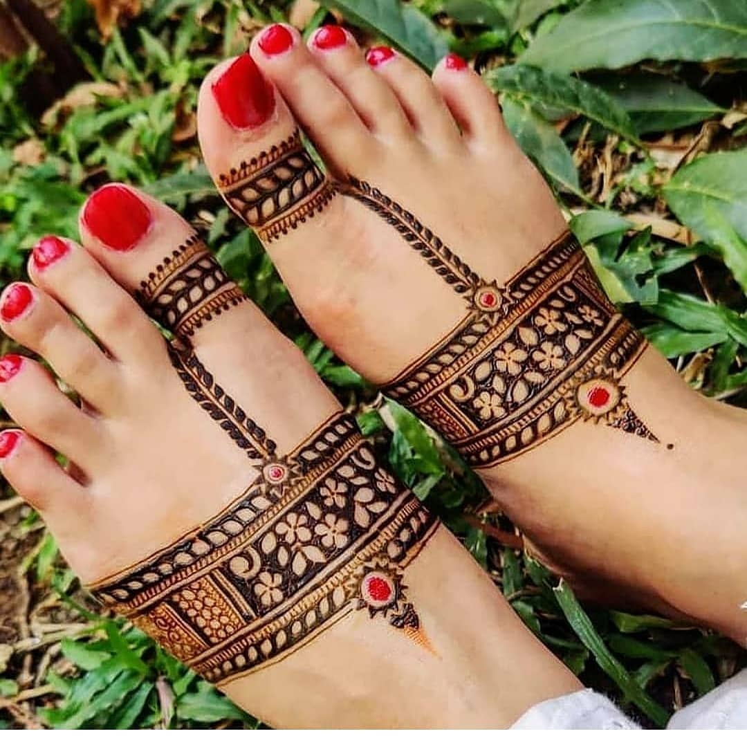 Trendy Minimal Leg Mehendi Designs For Brides