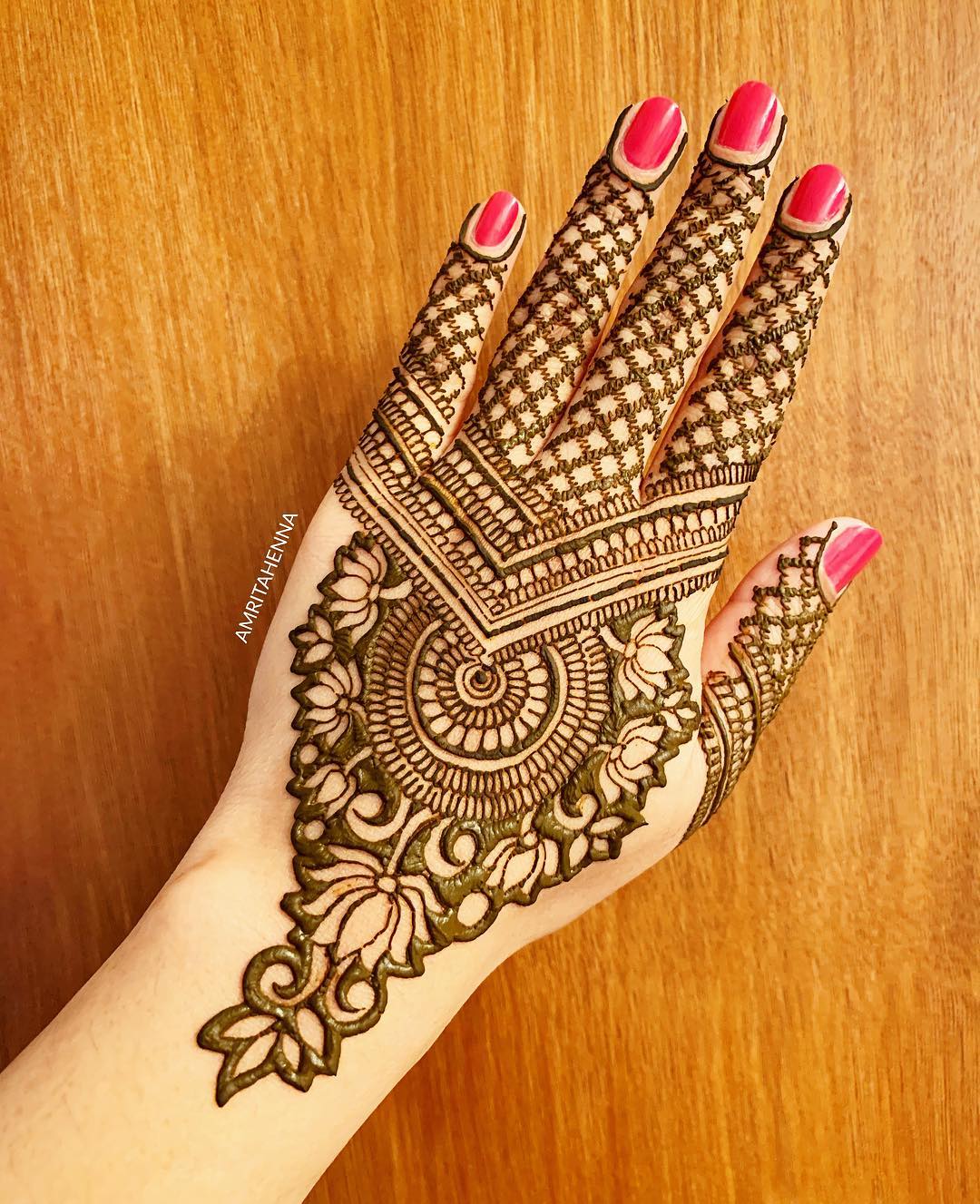 Circle Henna Design on Hand Stock Photo - Image of ceremony, design:  192046286