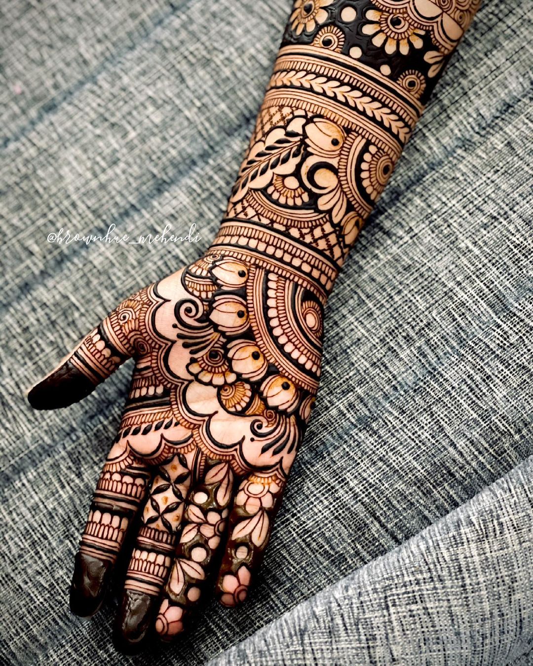 Half Hand Mehndi Designs For Brides & Bridesmaids - front hand (4) - K4  Fashion