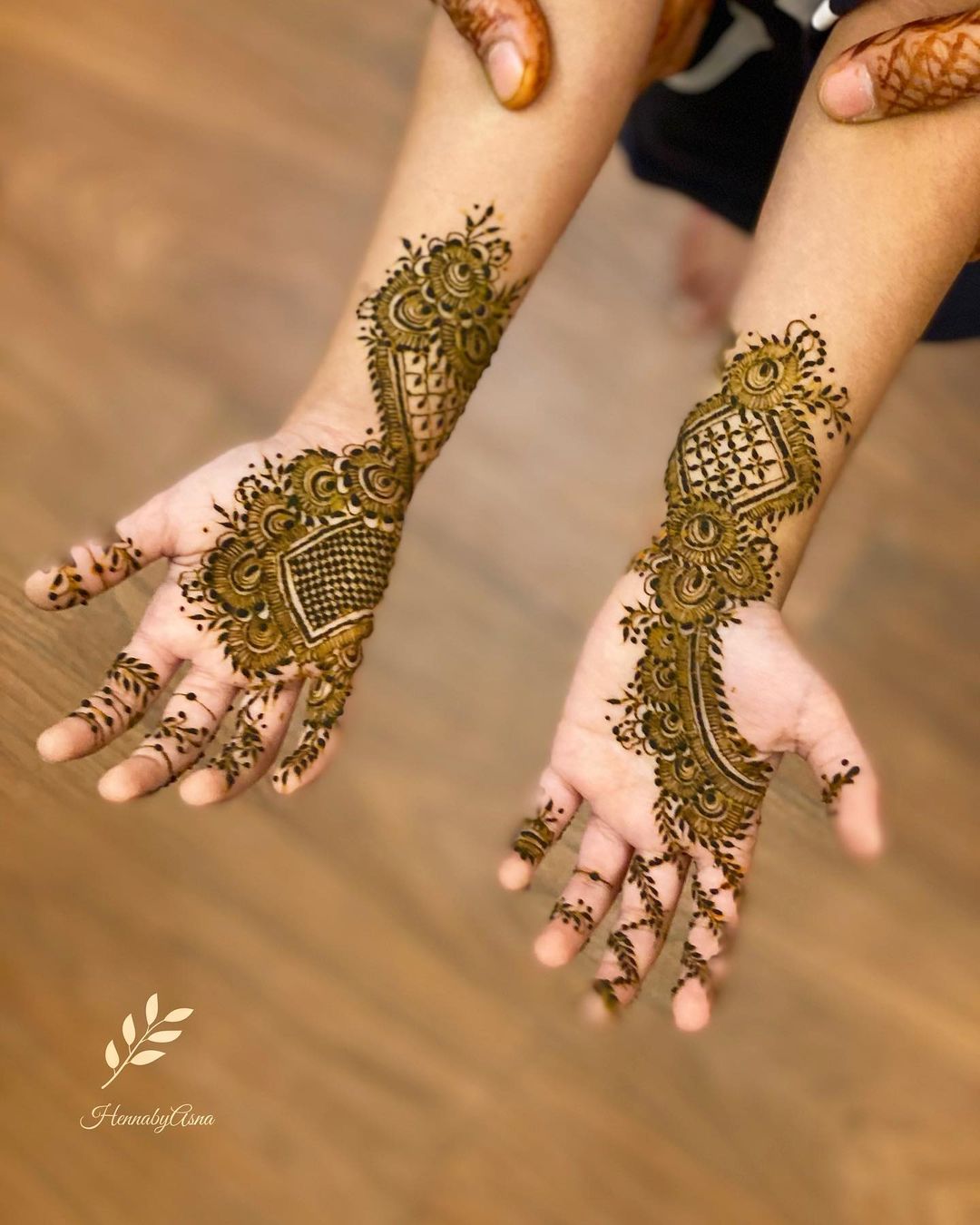 Some beautiful mehndi for her engagement💕 I love the little hearts on her  ring finger, it's such a personal and cute touch! ______... | Instagram