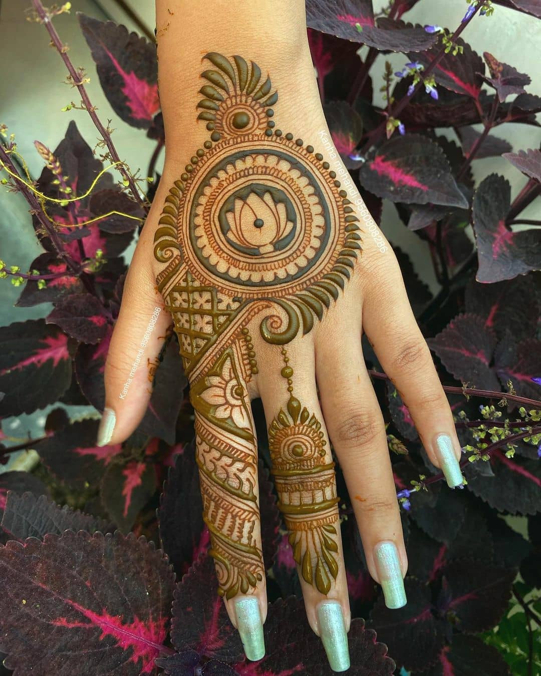 Simple stylish chain style mehndi for back hands | Fancy mehndi design for  back side of hands | New Mehndi Designs 2020 #Mehndi #Designs  #LatestMehndi... | By Fitt Fashions | Facebook