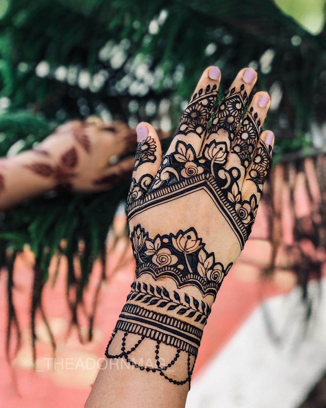 18 Mehndi Designs To Modernise The Traditional Paisley This Wedding Season  - Elle India