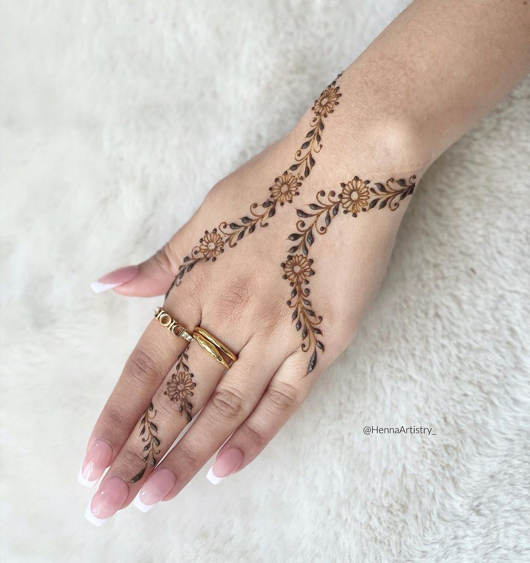 Bridesmaids, These 9 Small Mehndi Designs Won't Keep You Away From The  Dance Floor For Too Long