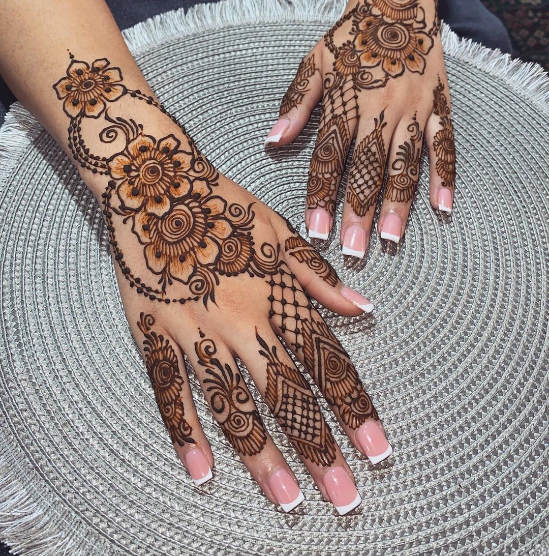 Image may contain: one or more people | Mehndi designs for hands, Mehndi  designs for fingers, Mehndi design photos
