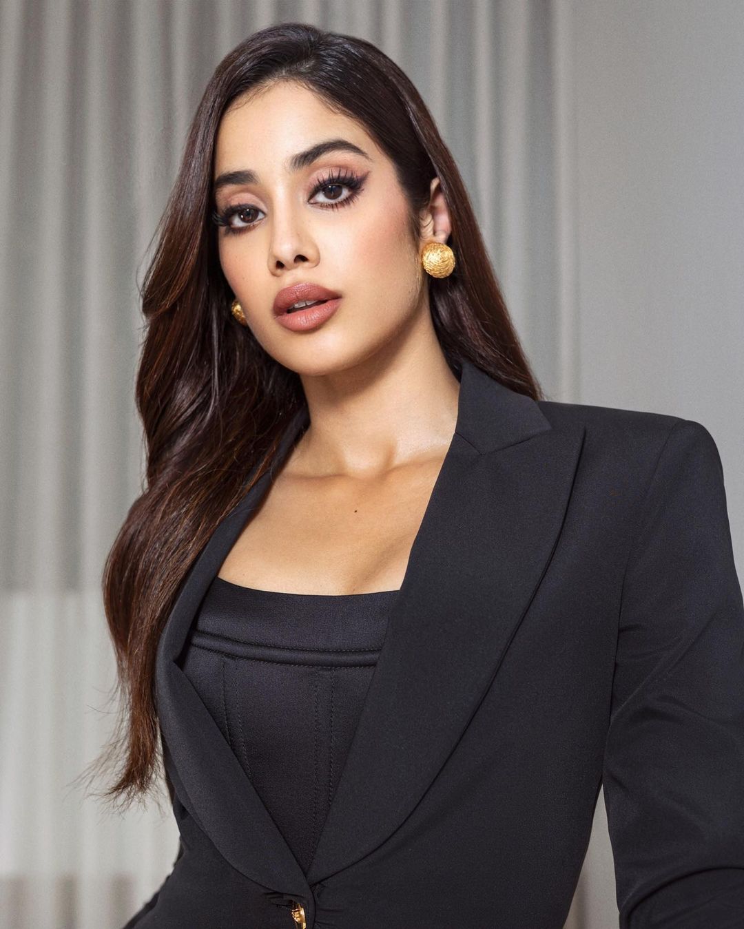 For NTR 30 Launch With Muted Contouring And Wispy Lashes, Janhvi Kapoor's  Neutral Glam Makeup Tops The Beauty Charts